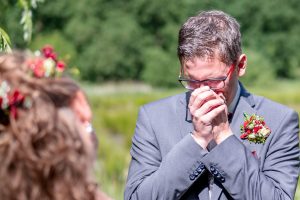 Ein Bräutigam am De Witt See in Nettetal ist den Tränen Nahe beim ersten Sehen seiner Braut (First Look).